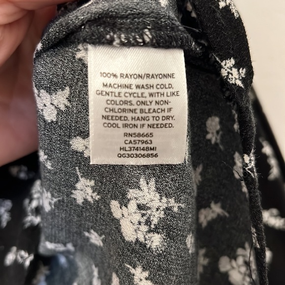 Hinge Long Tie-Sleeved Blouse - Picture 9 of 10